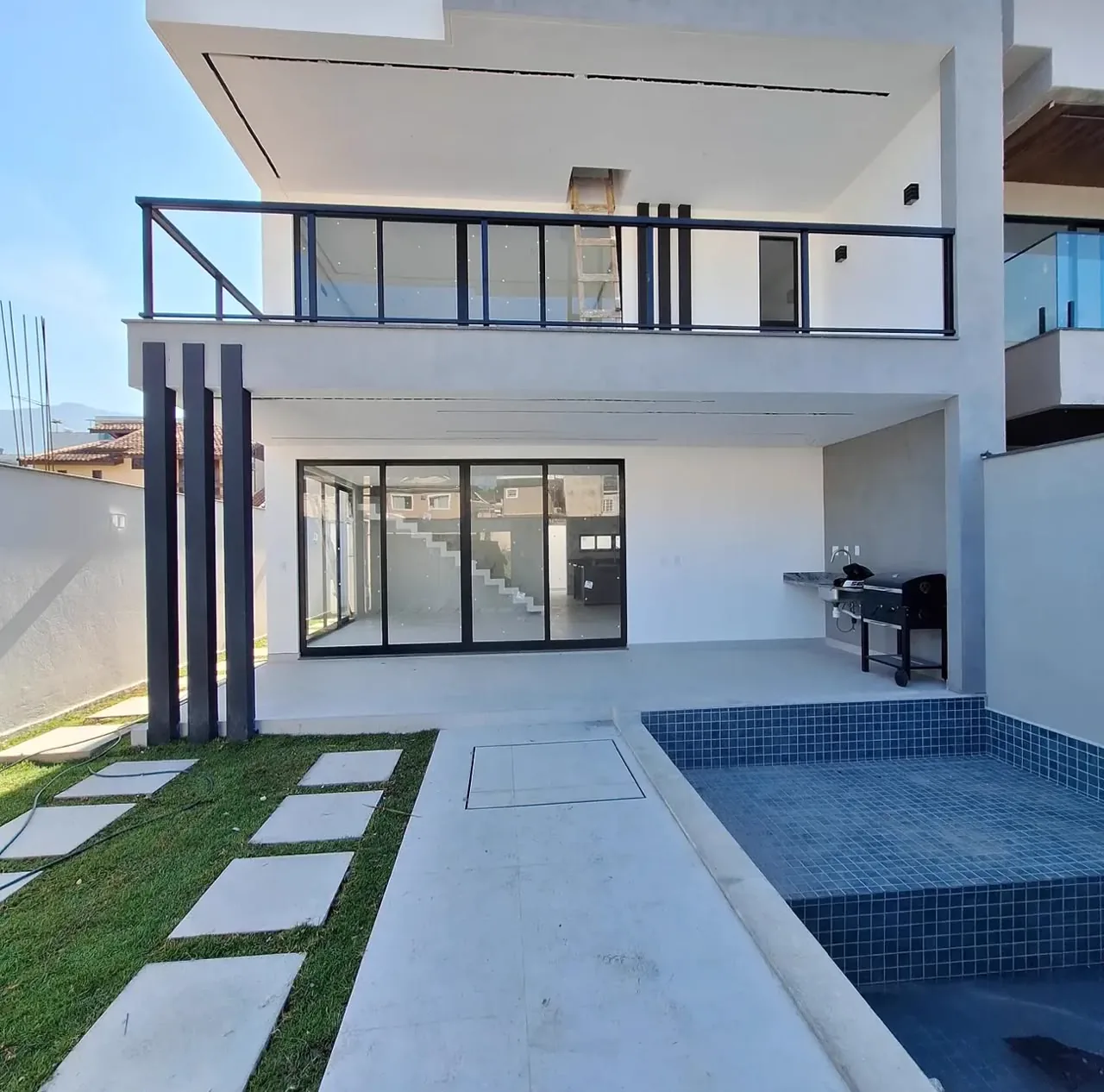 Casa finalizada com área de lazer entregue pela Scheffel