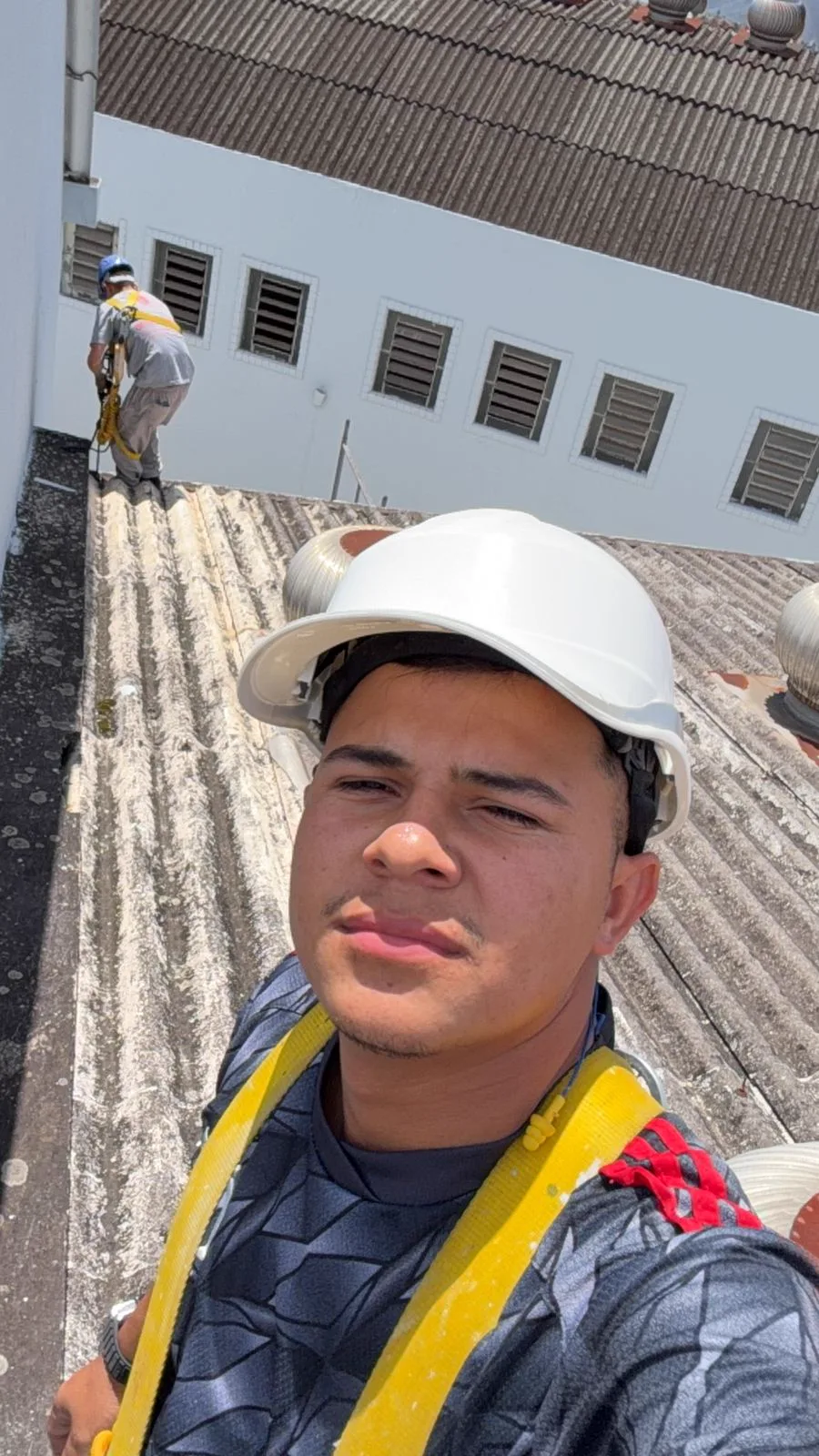 Profissional da Scheffel Construções com capacete e cinto de segurança em obra